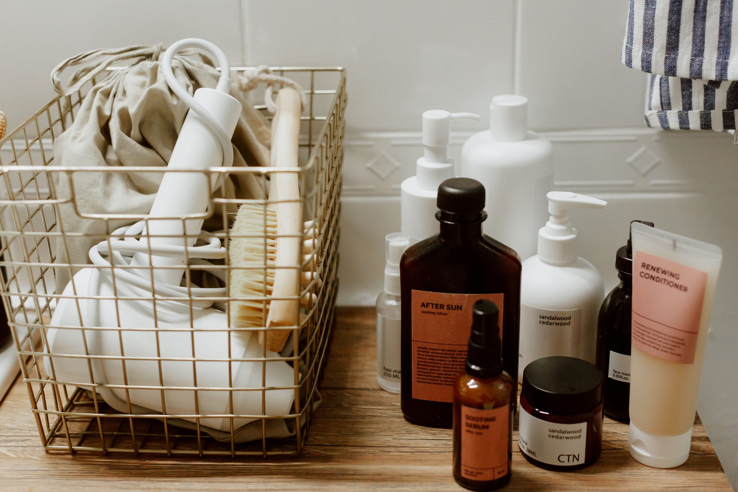 Beauty case essenziale da bagaglio a mano: i prodotti solidi e multitasking per viaggiare leggeri senza rinunciare alla routine