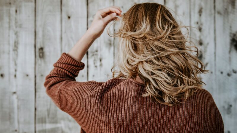 Capelli sani e lucenti tutto l’anno: la routine di cura che fa davvero la differenza