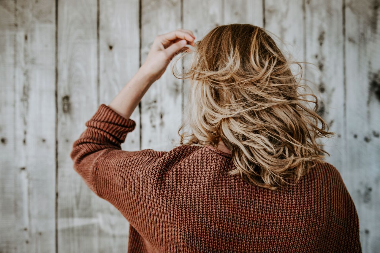 Capelli sani e lucenti tutto l’anno: la routine di cura che fa davvero la differenza