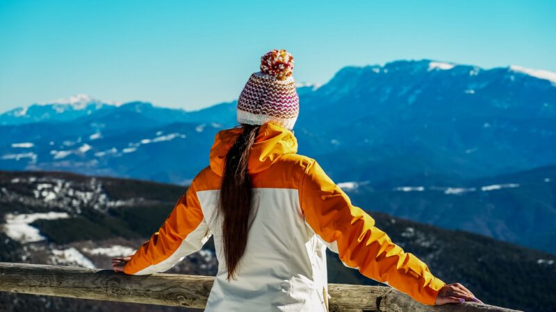 Protezione solare 50+ sulla neve e in montagna: perché il sole d’inverno è il più insidioso per la pelle