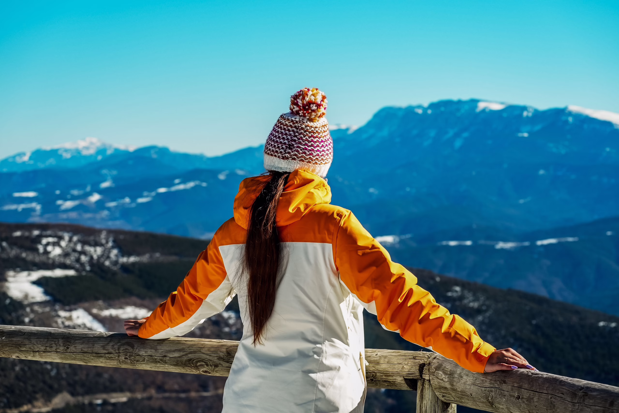 Protezione solare 50+ sulla neve e in montagna: perché il sole d’inverno è il più insidioso per la pelle