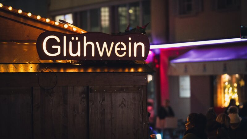 Storia del Glühwein (Vino Caldo Speziato): Origini romane e la ricetta perfetta per l’inverno