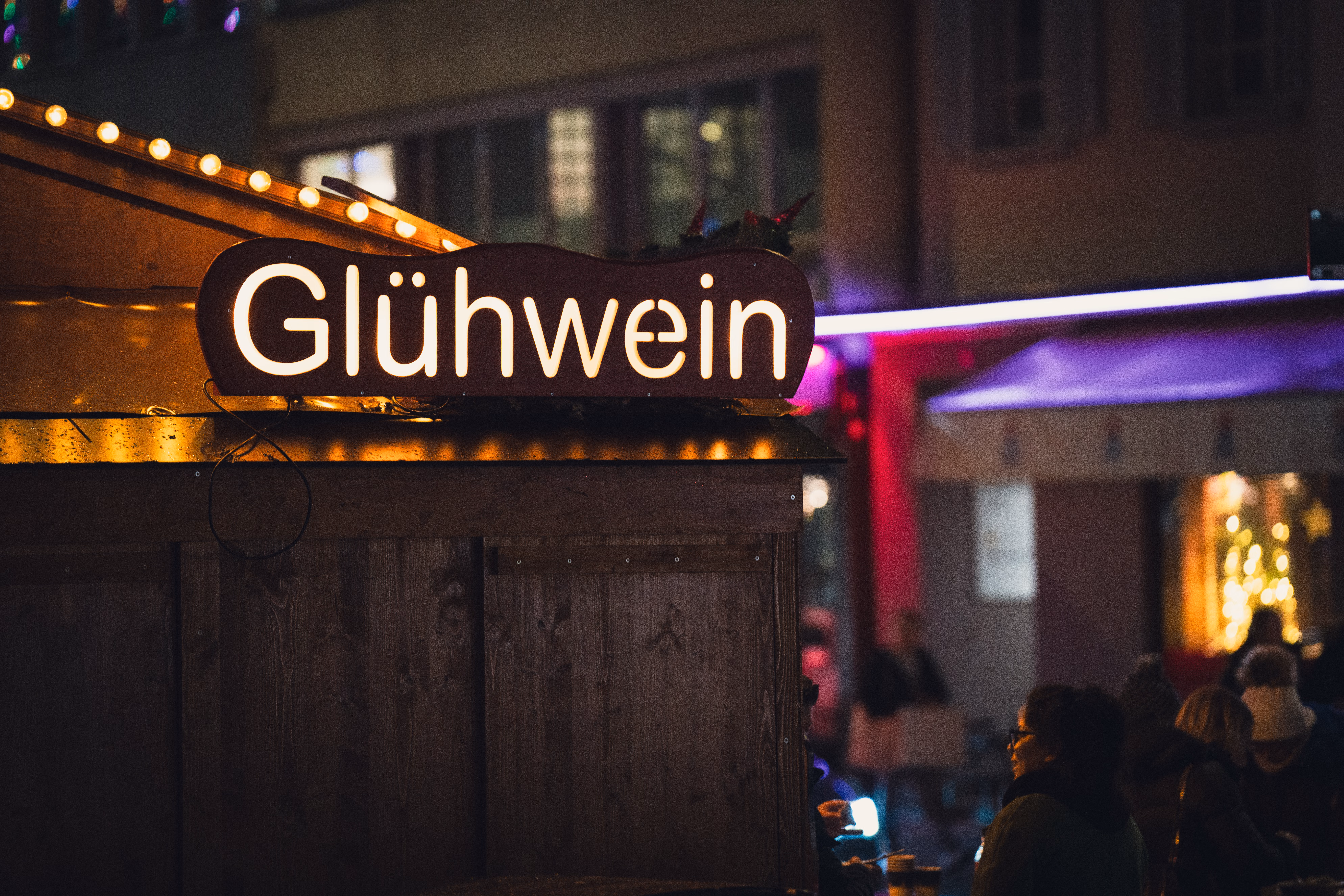 Storia del Glühwein (Vino Caldo Speziato): Origini romane e la ricetta perfetta per l’inverno