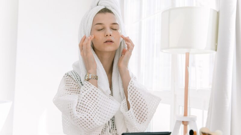 Routine viso anti-freddo in viaggio: come evitare pelle secca e rossori durante le visite all’aperto