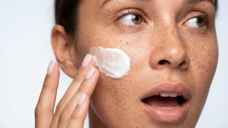 Beauty routine minimalista per viaggi brevi: Solo 4 prodotti essenziali per risparmiare spazio e tempo.